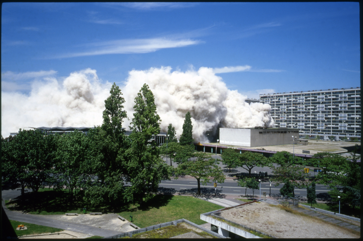 Destruction de la barre Renoir, cit des 4000, La Courneuve, 8 juin 2000.