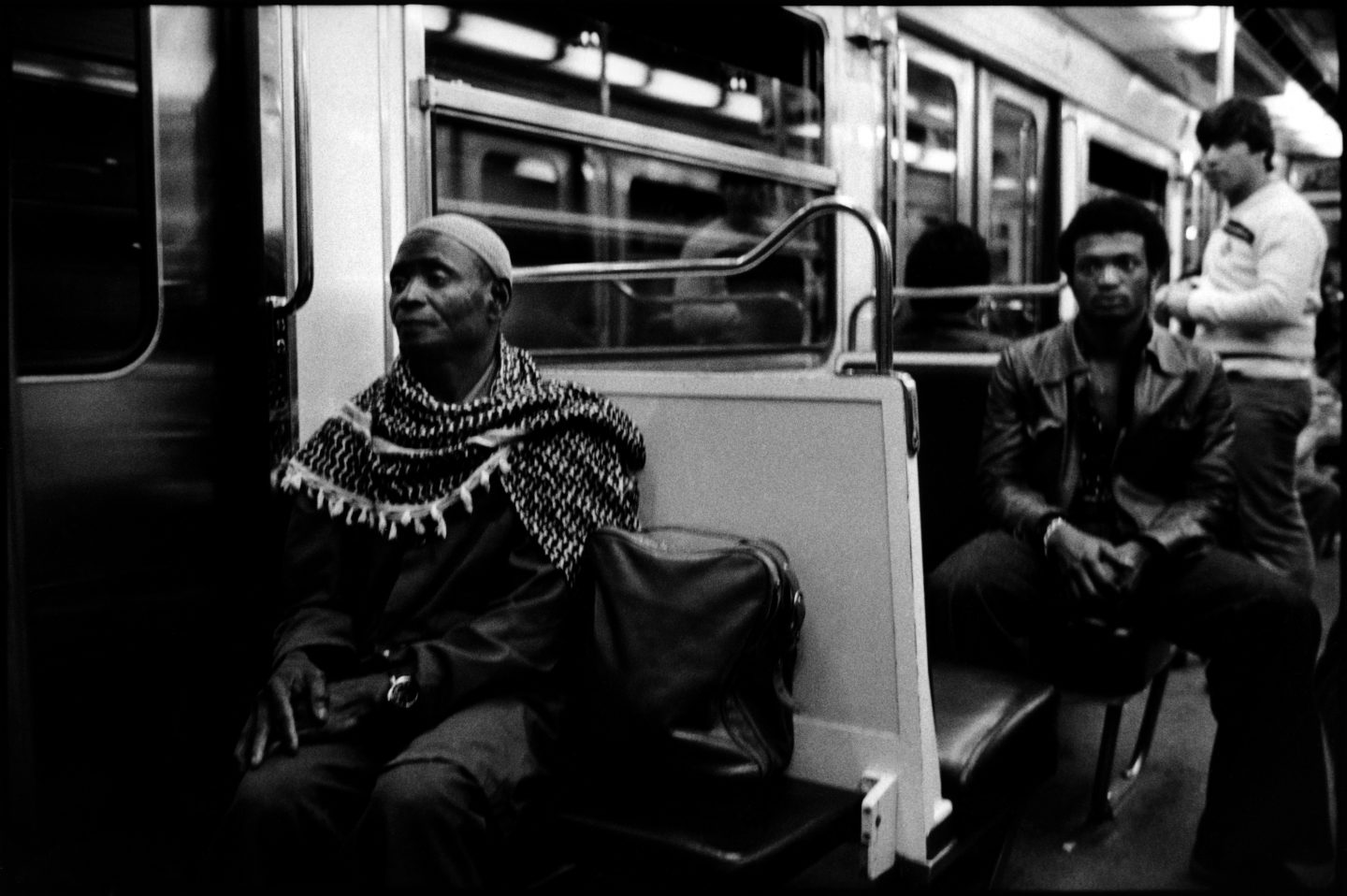 Abdoulaye,  l'aîné du groupe, travaille la nuit au nettoyage des lignes du métro. Abdoulaye, the eldest of the group, works nights cleaning the subway lines.