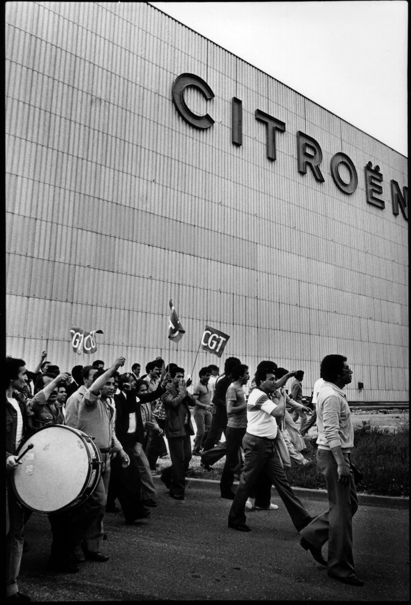 Citroën Aulnay, la première grève. 1982. Manifestation autour de l'usine le jour de la reprise.