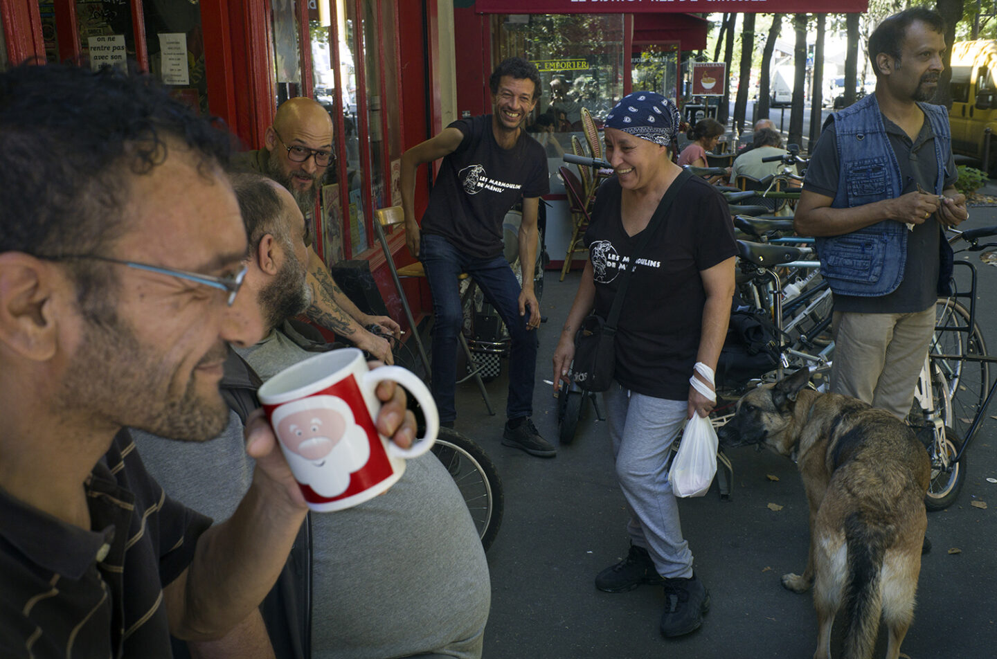 Après la distribution, on se retrouve devant la boutique de réparation de vélos, BMG, rue Sorbier, siège de l’association. After the distribution, we meet in front of the BMG bike repair store on rue Sorbier, the association's headquarters.