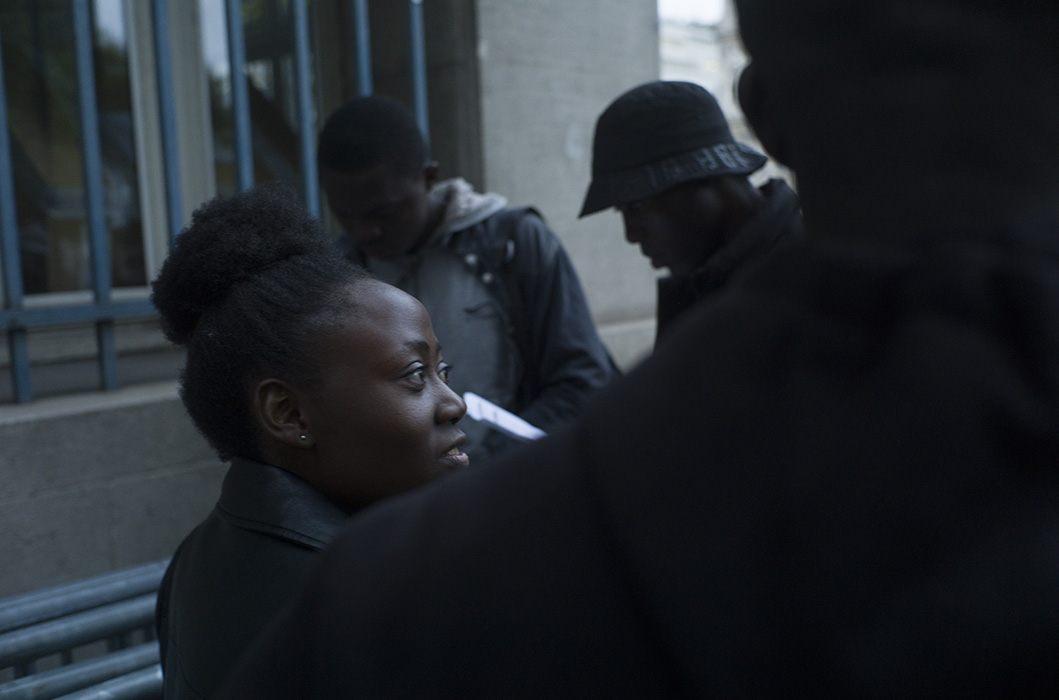 Pierrette. Octobre 2022. Place de l'Hôtel de ville à Paris. Rencontre avec les jeunes migrants. Place de l'Hôtel de Ville, Paris. Meeting with young migrants.