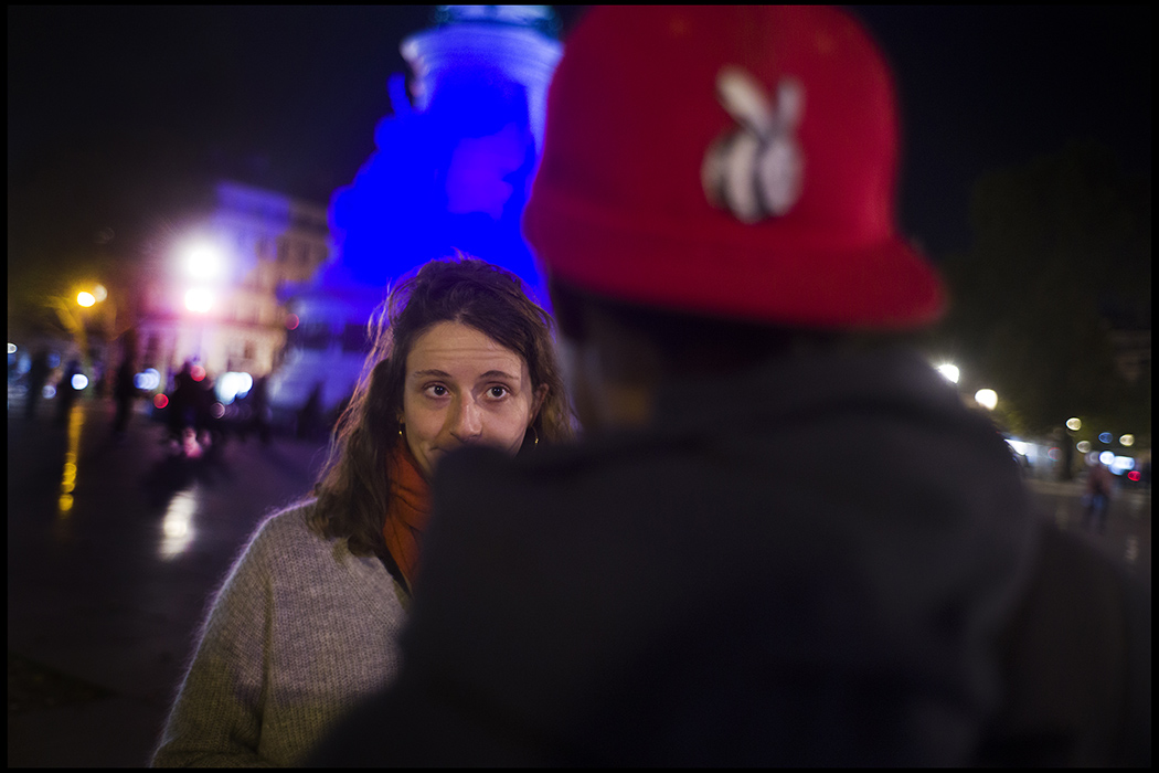 Au cours d'une maraude de nuit, place de la République à Paris. Pauline, à la rencontre des jeunes en difficulté