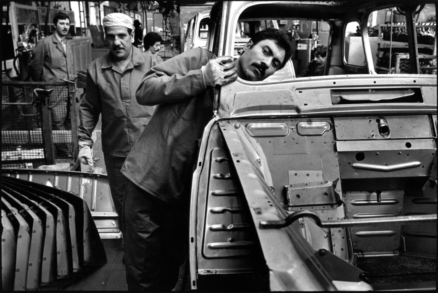 Renault-Billancourt. 1978. Chaîne de montage des R4 dans l'Ile Seguin.