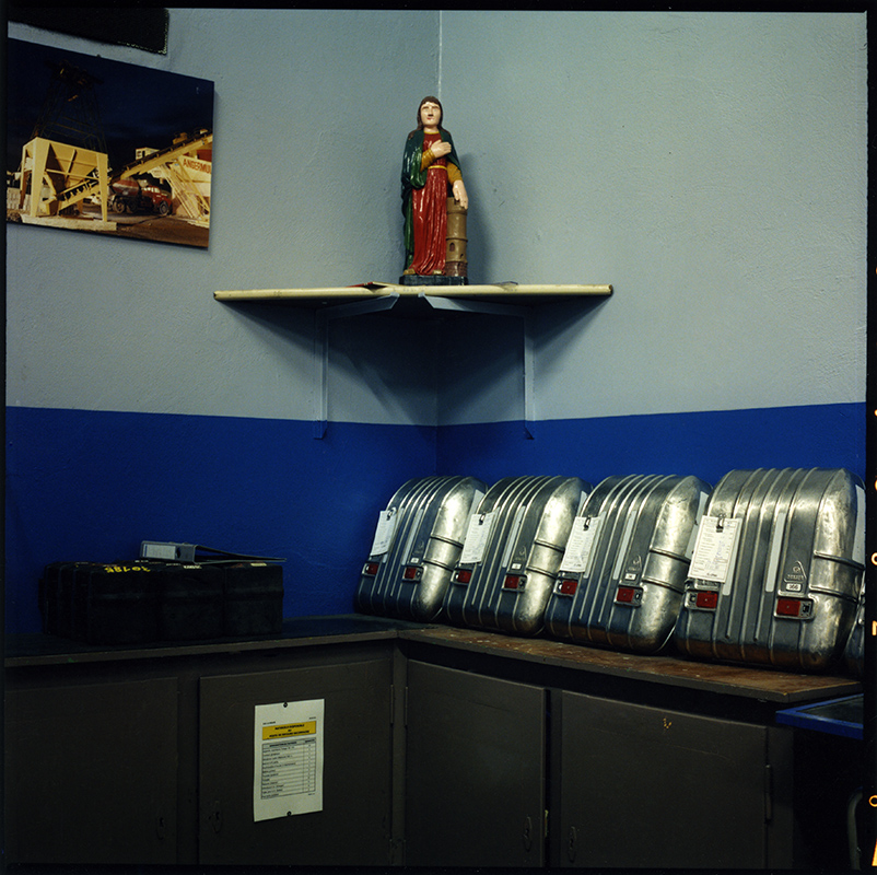 Mars 2003.La Houve.Statue de Sainte-Barbe, patronne des mineurs, dans le local des équipements de sécurité.